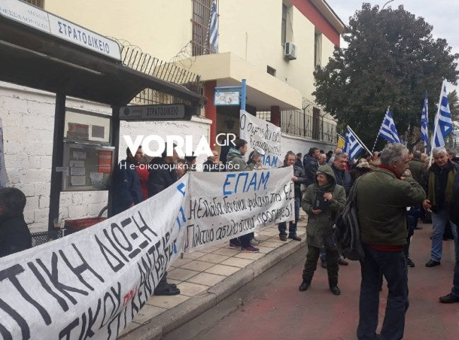 Στο στρατοδικείο οι στρατιωτικοί που αρνήθηκαν να υπηρετήσουν μετανάστες- Πλήθος κόσμου στο πλευρό τους: «Ελλάς Ελλάς ή ταν ή επί τας» (βίντεο)